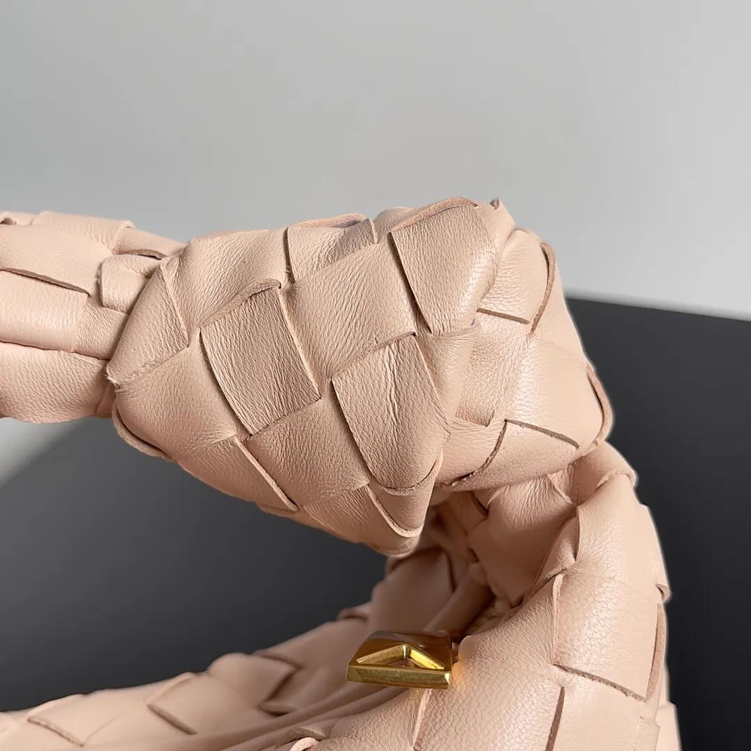 Batch 1120 Bottega veneta͙.——The latest braided and knotted hobo🔥 The top-grade lambskin leather is very soft, the bag shape is unique, practical and durable. It retains the traditional weaving elements while being a bit more flamboyant ~ Made of hand-woven sheepskin, zipper opening and closing, curved seamless structure, effortless to match. Highly recommended⚠️⚠️⚠️ The highest-end in the market🌈 Welcome to compare [Factory equipped with full package] size: 23x15x5cm.   Model: 651876